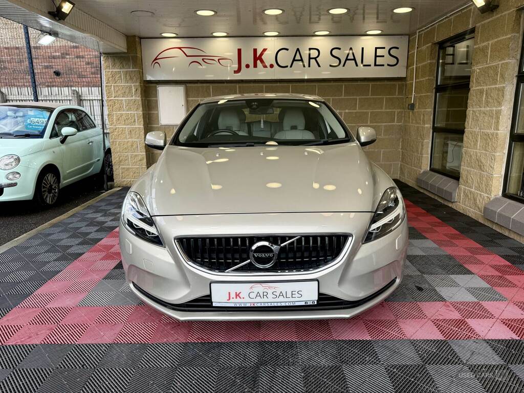 Volvo V40 T2 122 Momentum Geartronic Gold #6