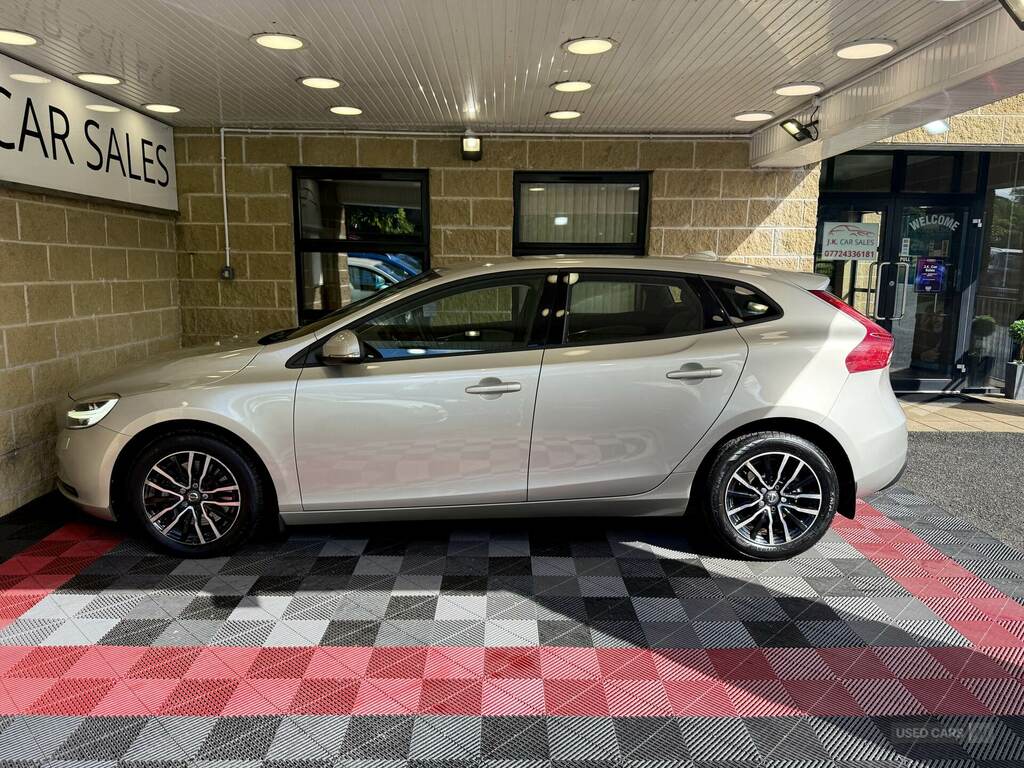 Volvo V40 T2 122 Momentum Geartronic Gold #5