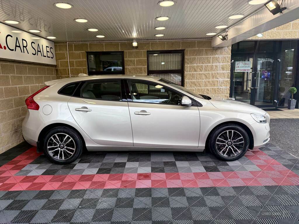Volvo V40 T2 122 Momentum Geartronic Gold #2