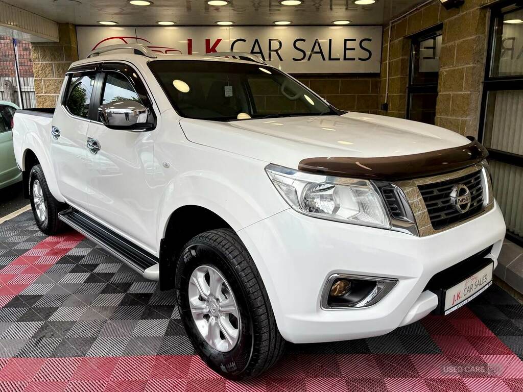 Nissan Navara Double Cab Pick Up Acenta 2.3Dci 160 4Wd White