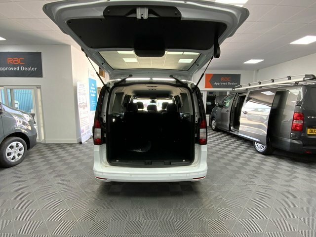 Ford Grand Tourneo Connect 2.0 Ecoblue Titanium Mpv White #2