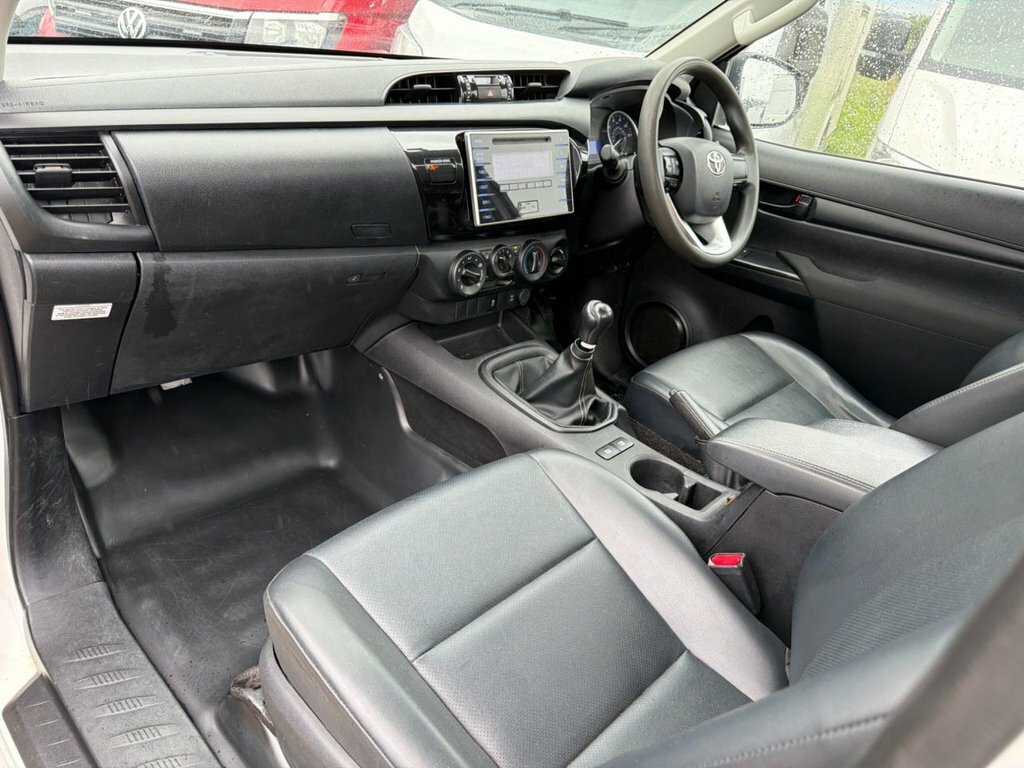 Toyota HILUX 2.4L Active Narrow Body SL70FCM White #3