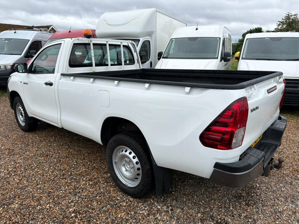 Toyota HILUX 2.4L Active Narrow Body SL70FCM White #2