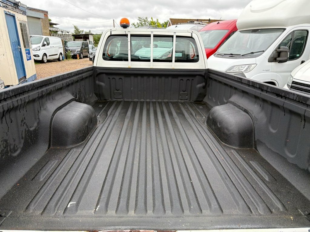 Toyota HILUX 2.4L Active Narrow Body SL70FCM White #4