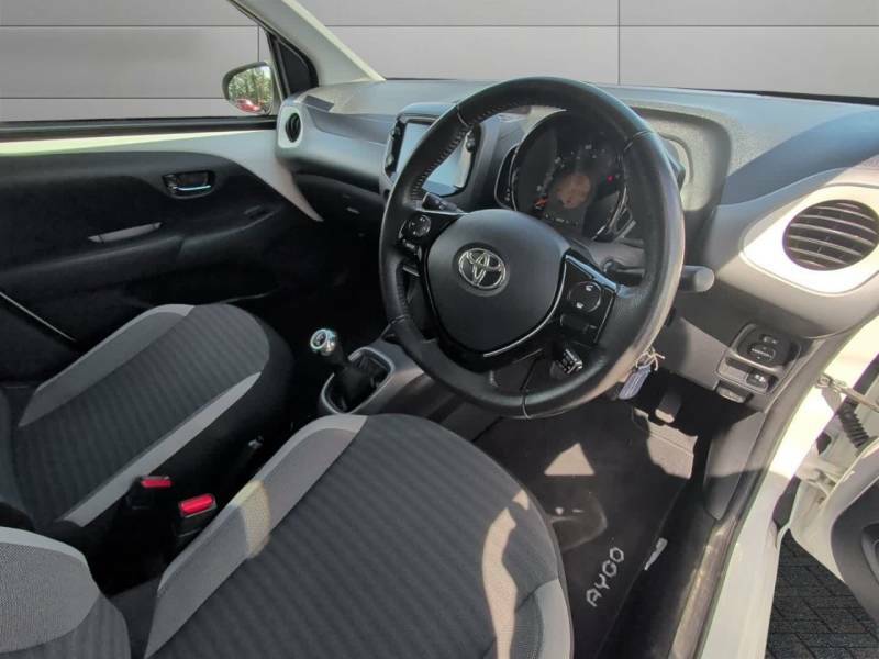 Toyota Aygo Vvt-i X-play White #9