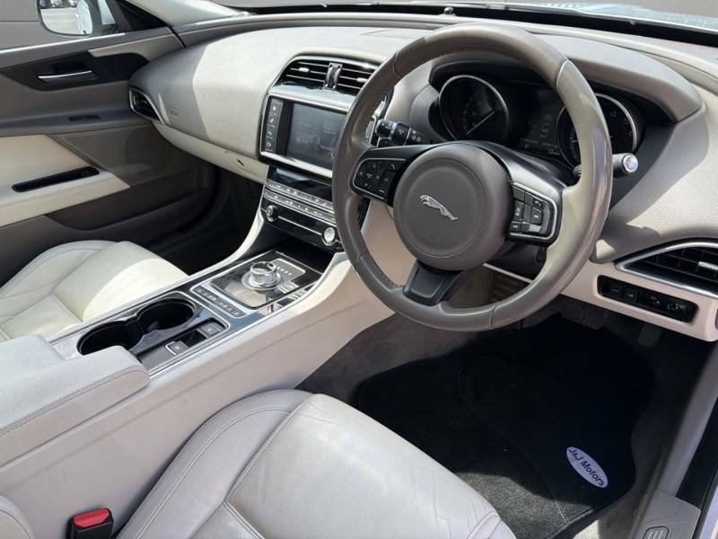 Jaguar XE 2.0 Prestige - 2016 16 HN16ONB Silver #2