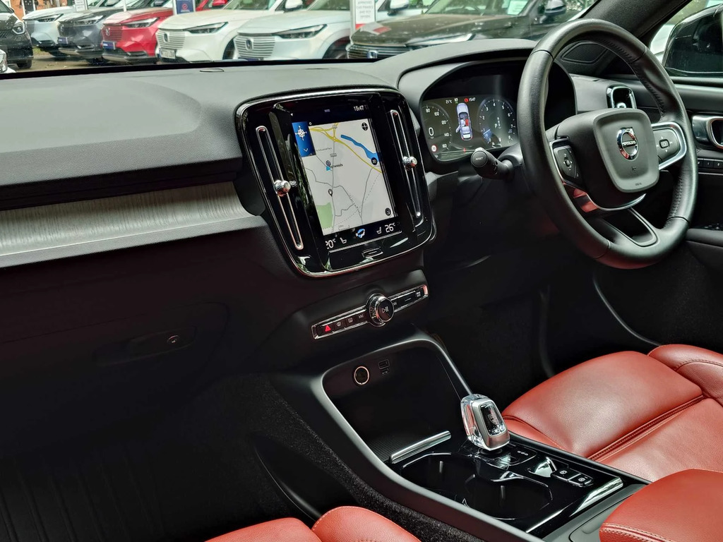 Volvo XC40 2.0 B4p Inscription Pro 7 Speed YS70CGY Black #2