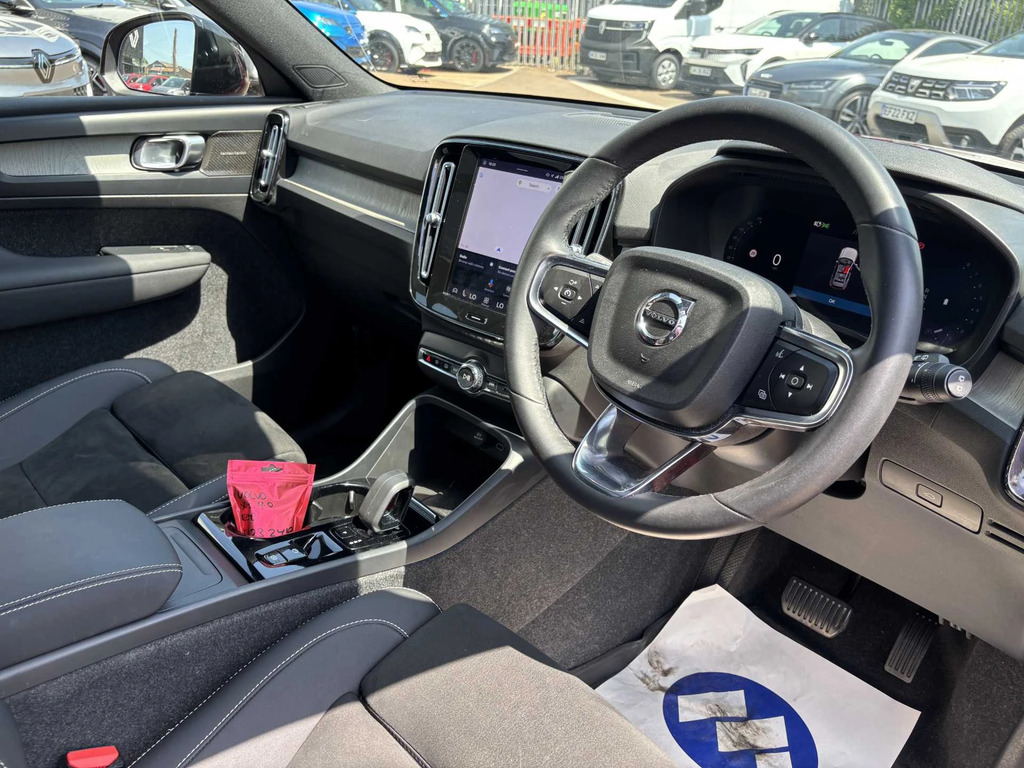 Volvo XC40 2.0 B4p Ultimate Dark KN23ZYR Red #4