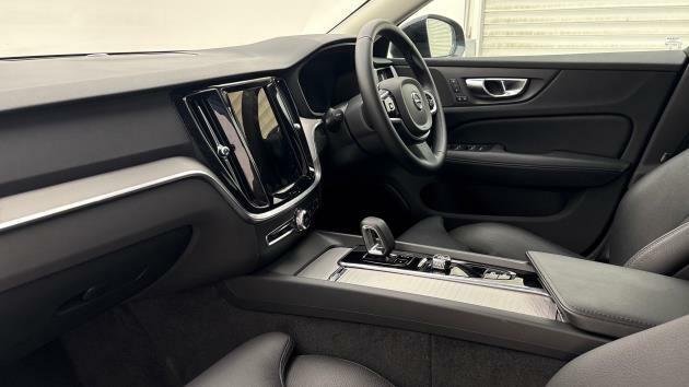 Volvo V60 Plus, B4 Mild Hybrid, Dark RJ25FFR Black #6