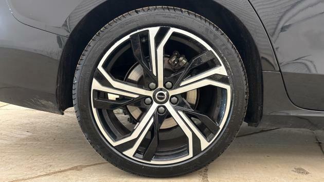 Volvo V60 Plus, B4 Mild Hybrid, Dark RJ25FFR Black #4