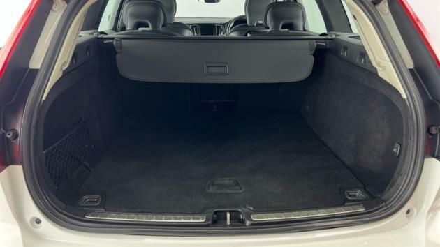 Volvo V60 Momentum, B3 Mild Hybrid DN22AJX White #5