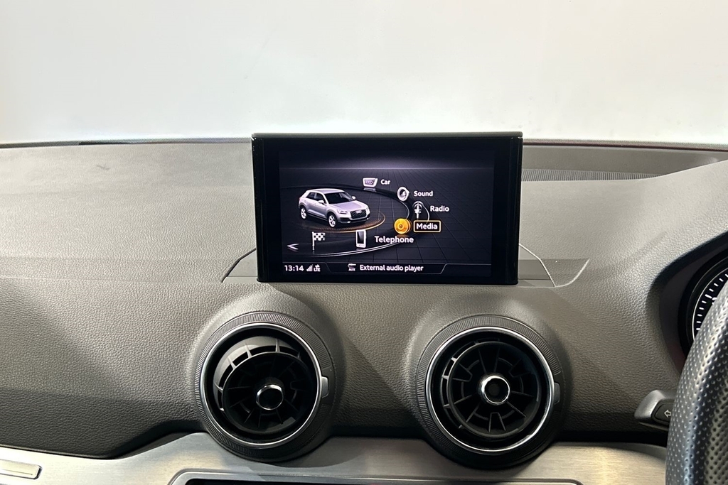 Audi Q2 Sport Black #12