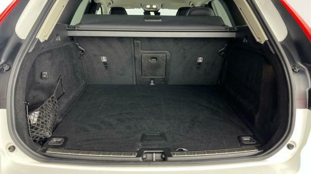 Volvo XC60 Momentum, B5 Mild Hybrid BU22FUP White #5