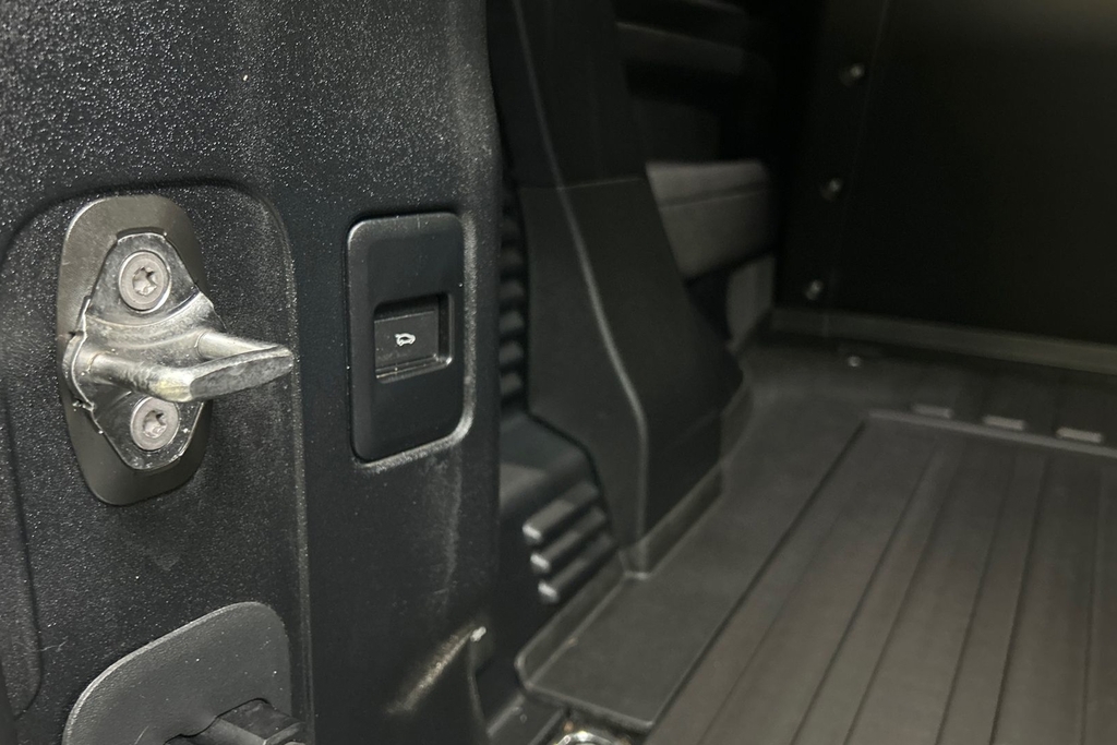 Land Rover Defender 90 D250 Hse White #26