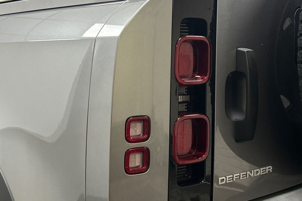 Land Rover Defender 90 D250 Hse White #19