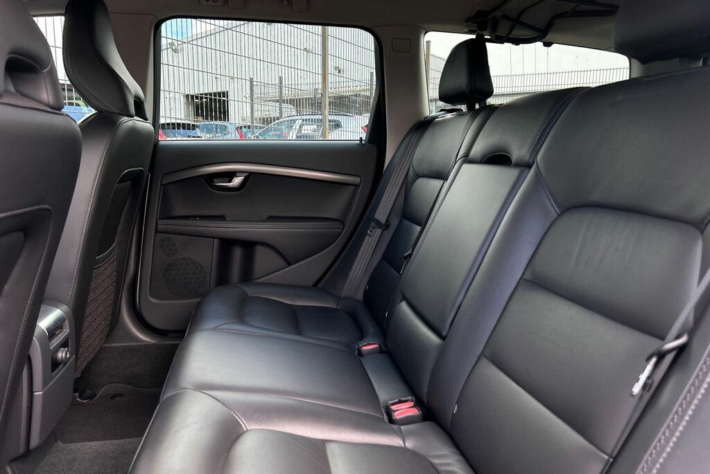 Volvo XC70 D5 Se Lux Nav Winter Pack Red #17