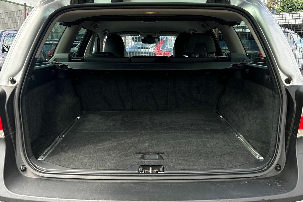 Volvo XC70 D5 Se Lux Nav Winter Pack Red #8