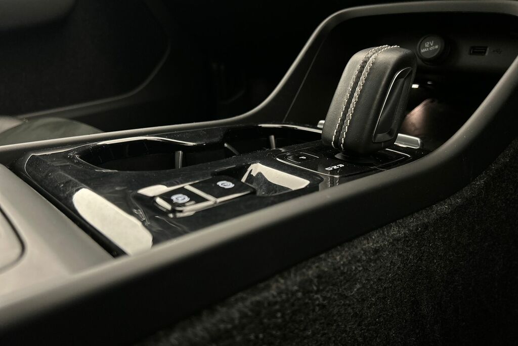 Volvo XC40 2.0 D3 R-design 148 Bhp Black #13