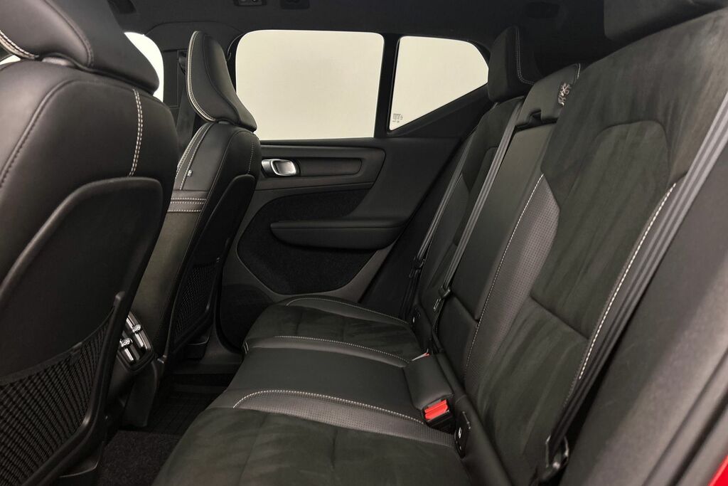 Volvo XC40 2.0 D3 R-design 148 Bhp Black #17