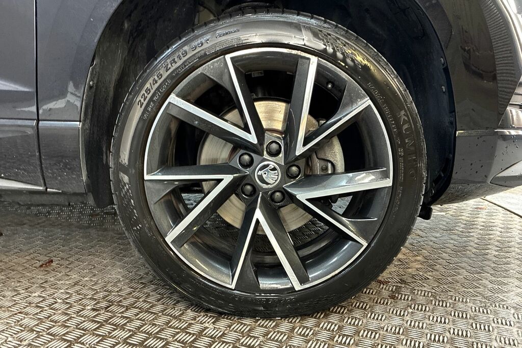 Skoda Karoq 2.0 Tdi Sport Line 4X4 Dsg Black #5