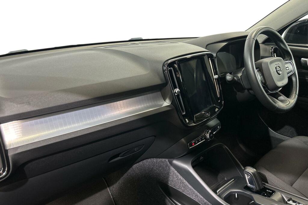 Volvo XC40 1.5 T3 163 Momentum Geartronic Black #2