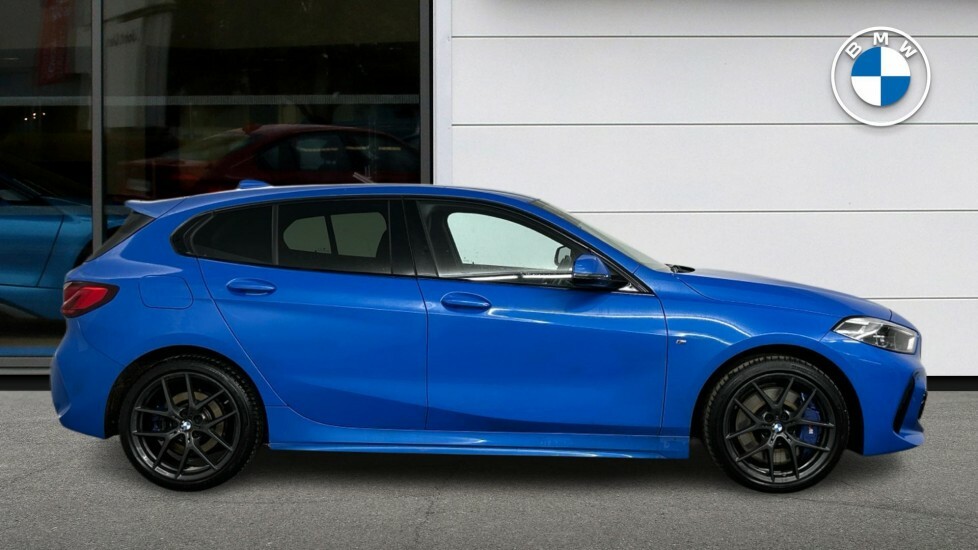 BMW 1 Series Hatchback Black #3