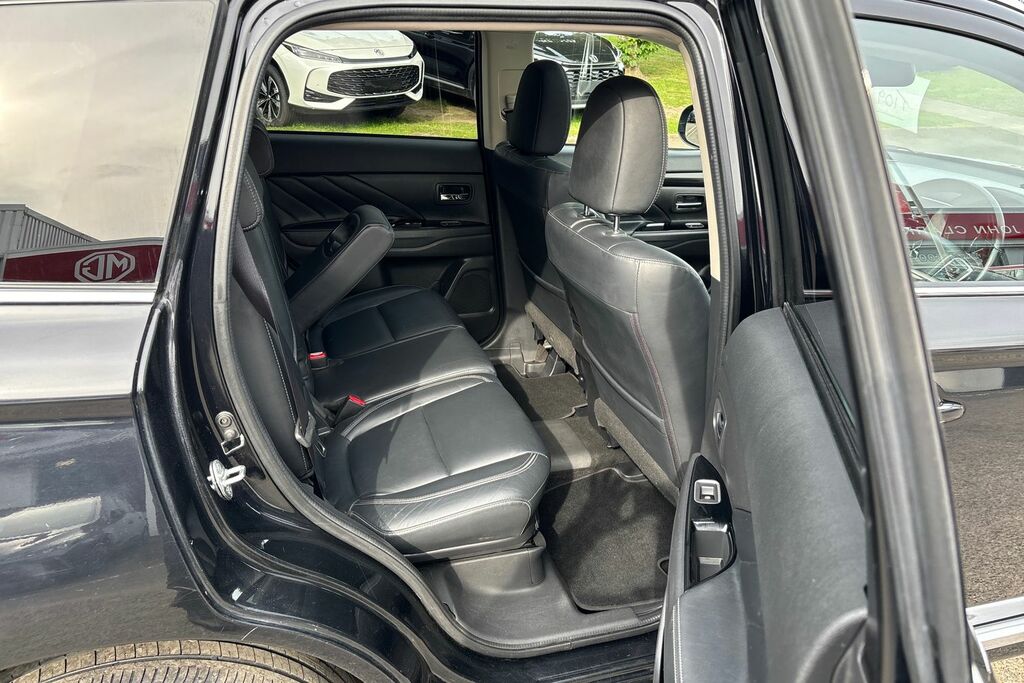 Mitsubishi Outlander Estate Silver #17