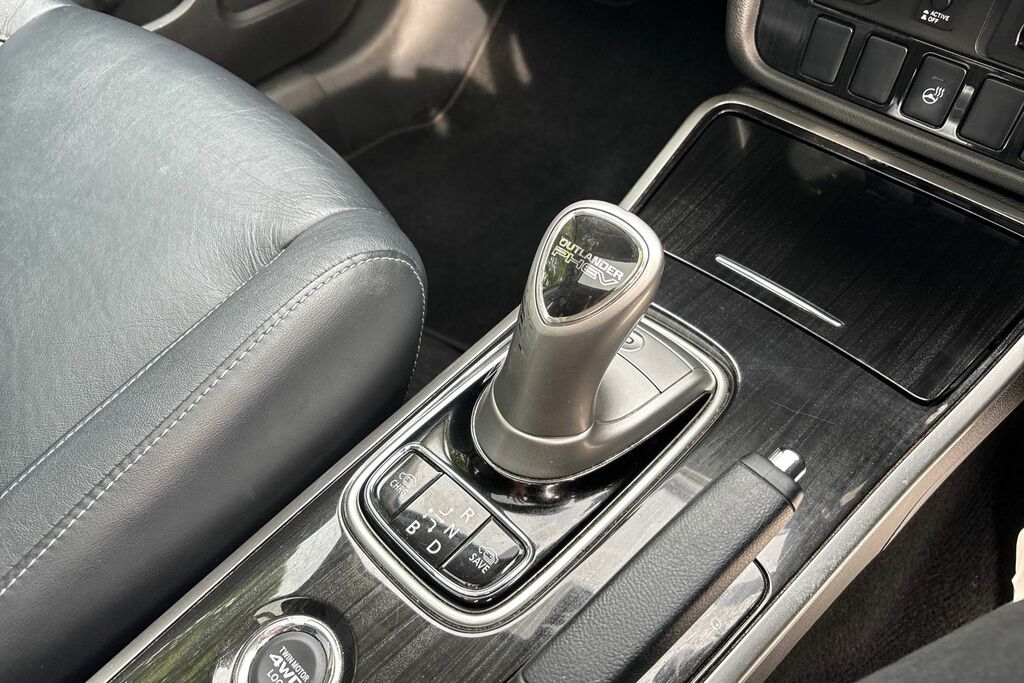 Mitsubishi Outlander Estate Silver #19