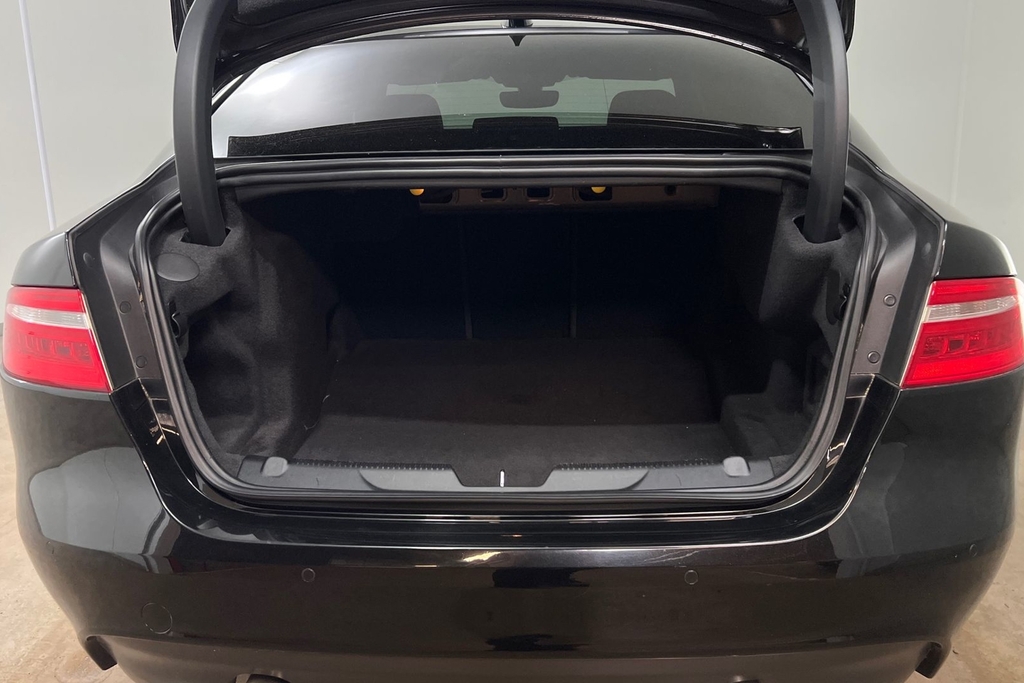Jaguar XE 2.0 Ingenium Prestige Black #10