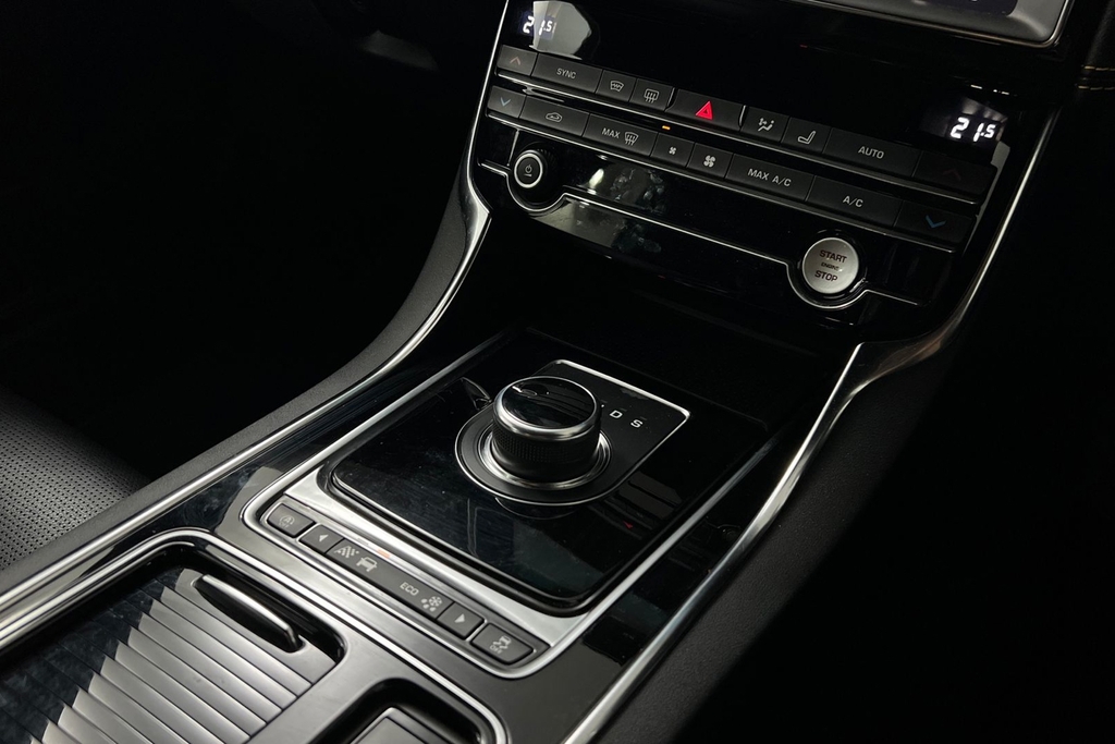 Jaguar XE 2.0 Ingenium Prestige Black #13