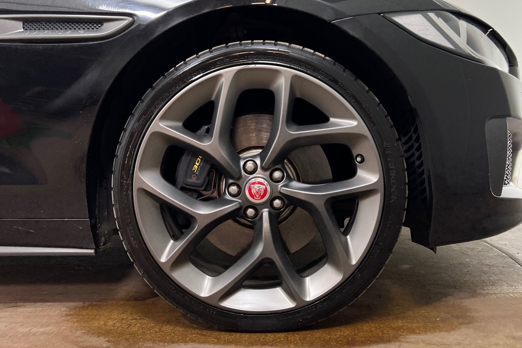 Jaguar XE 2.0 Ingenium Prestige Black #8