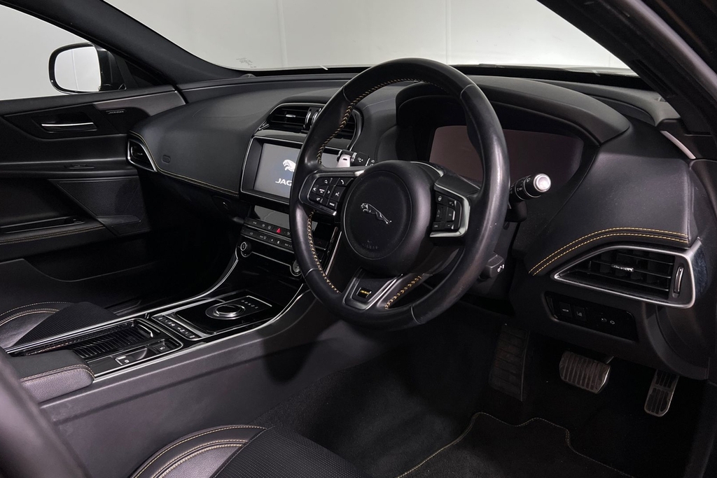Jaguar XE 2.0 Ingenium Prestige Black #28