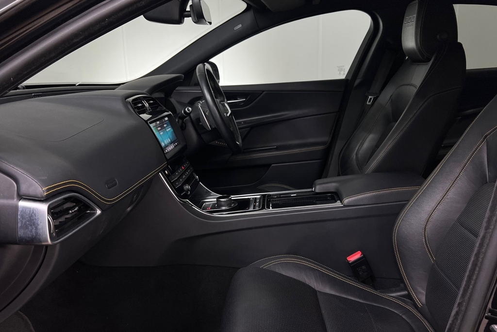 Jaguar XE I4 300 Sport Awd Black #3