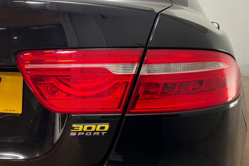 Jaguar XE 2.0 Ingenium Prestige Black #29