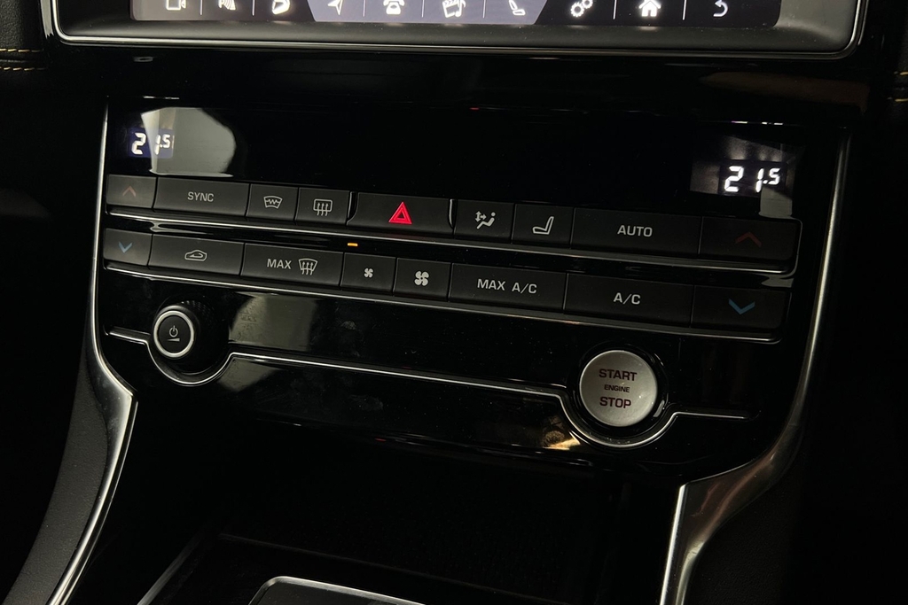 Jaguar XE 2.0 Ingenium Prestige Black #22