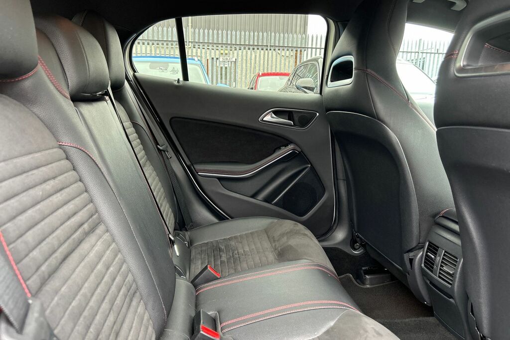 Mercedes-Benz GLA Class Gla 200 Sport Executive D 4Matic Red #17