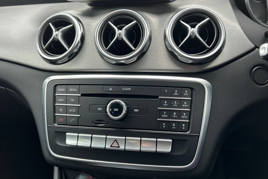 Mercedes-Benz GLA Class Gla 200 Sport Executive D 4Matic Red #18