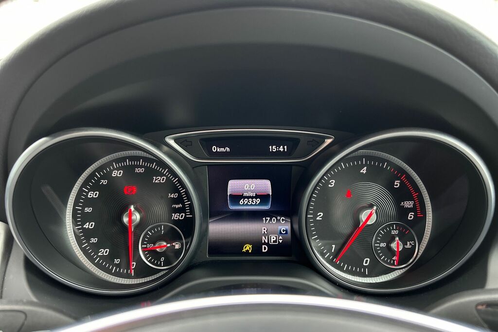 Mercedes-Benz GLA Class Gla 200 Sport Executive D 4Matic Red #10