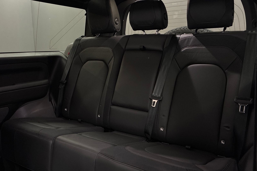 Land Rover Defender 90 D250 X-dynamic Hse Silver #4