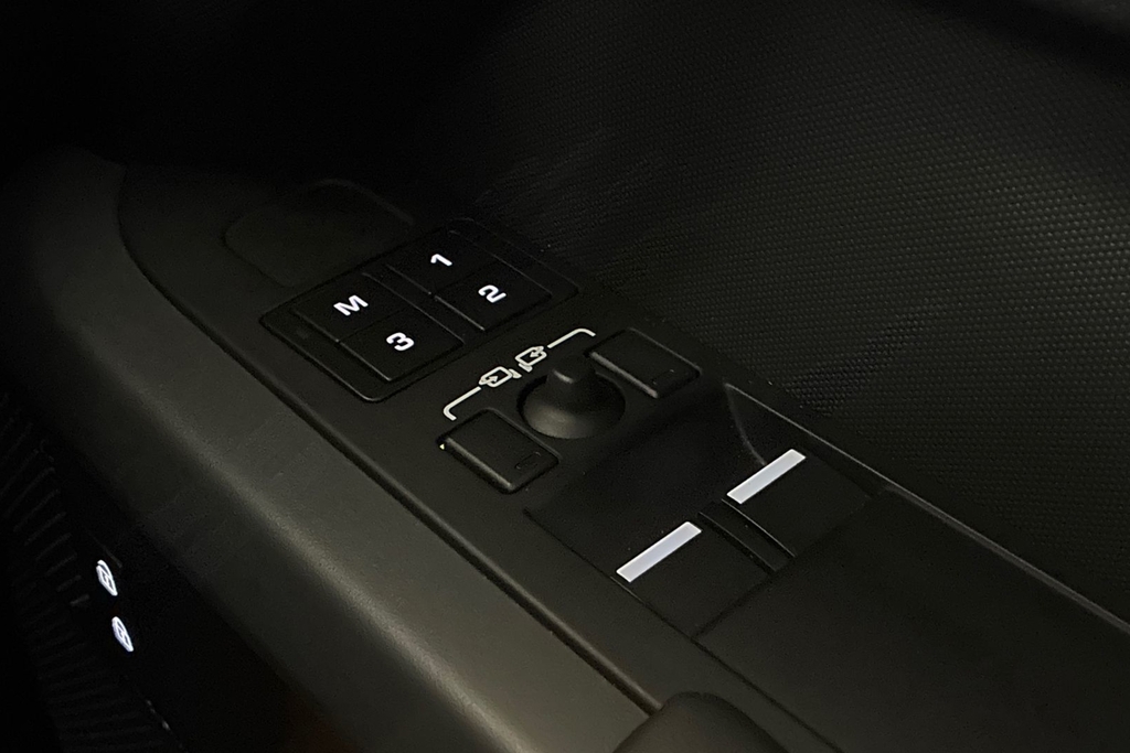Land Rover Defender 90 X-dynamic Hse Black #25
