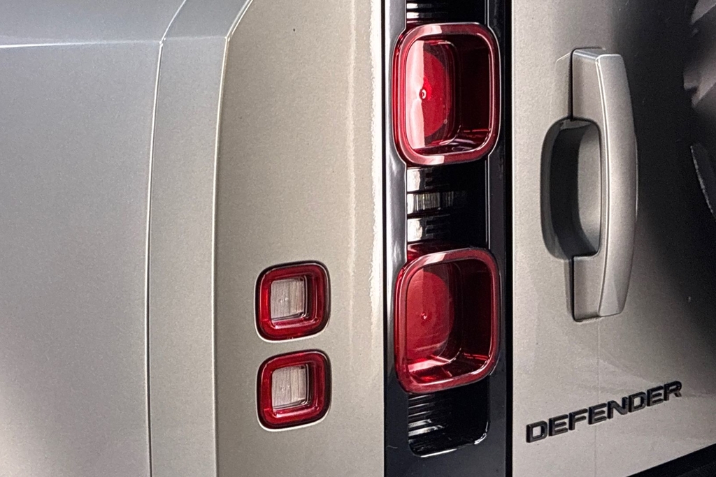 Land Rover Defender 90 X-dynamic Hse Black #19