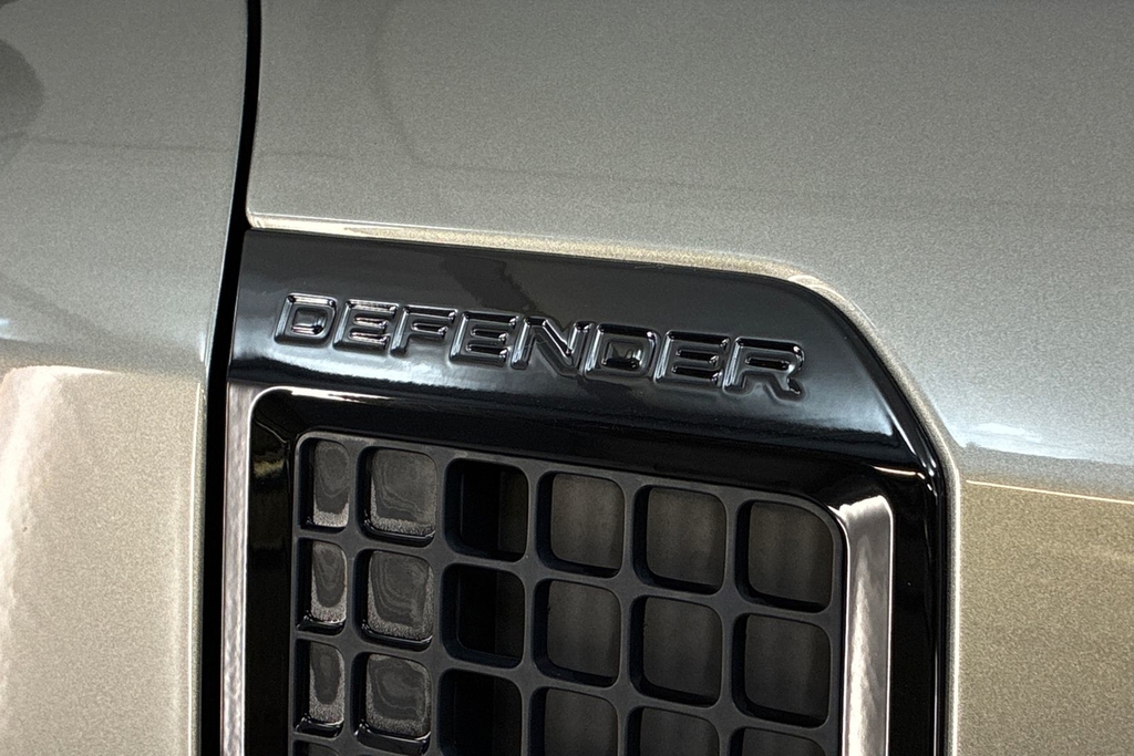 Land Rover Defender 90 X-dynamic Hse Black #27