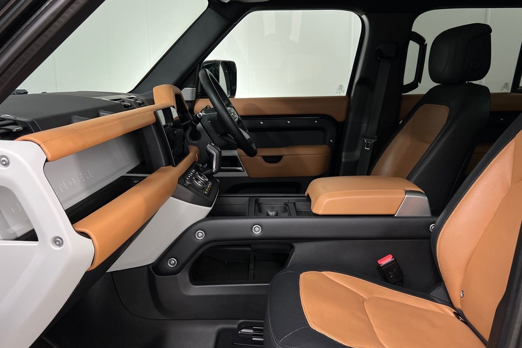 Land Rover Defender 130 D300 X-dynamic Hse Black #3