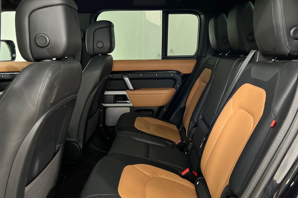 Land Rover Defender 130 D300 X-dynamic Hse Black #4