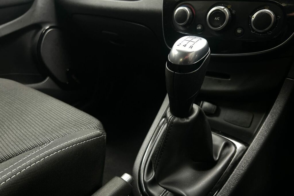 Renault Clio Iconic Dci White #19