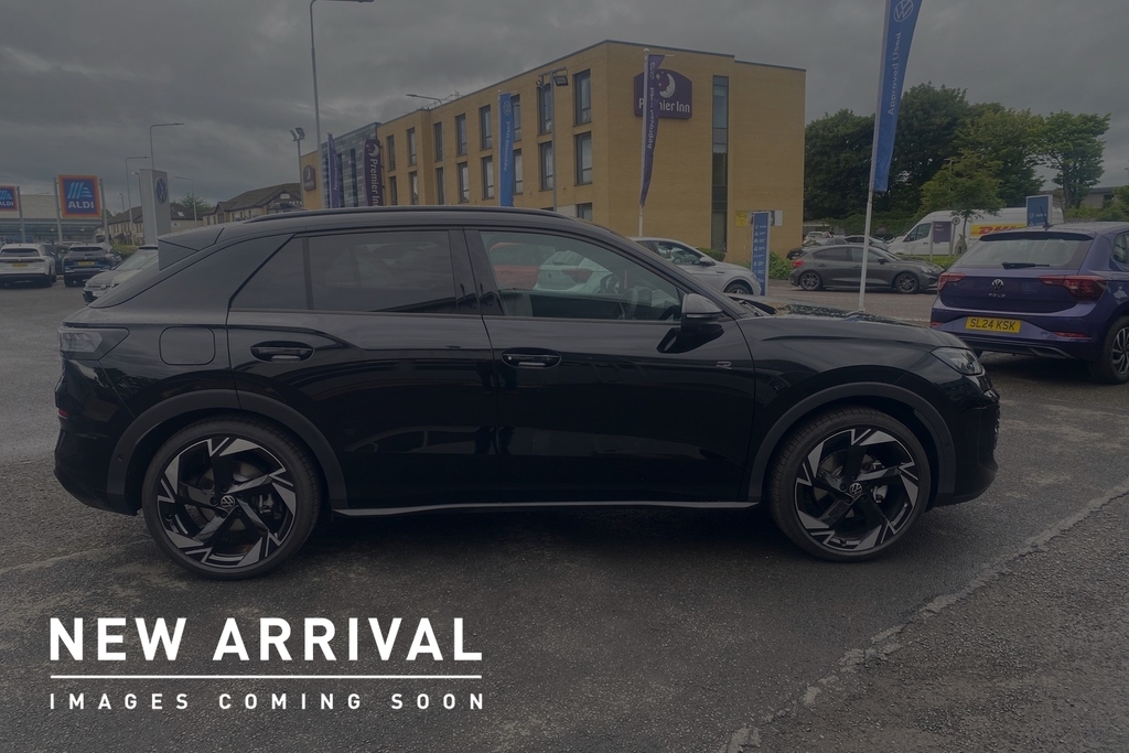 Volkswagen T-Roc 1.5 Etsi 150 R-line Dsg Black #4