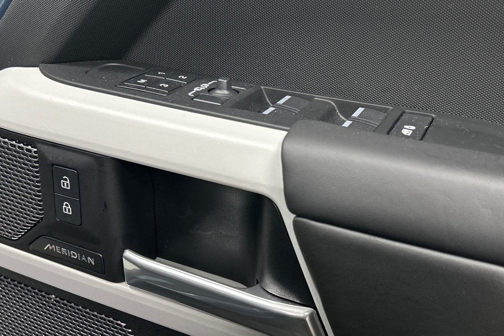 Land Rover Defender 110 X-dynamic Se Black #25