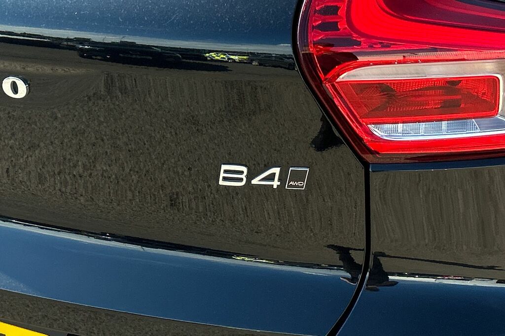 Volvo XC40 R-design, T3 Red #30