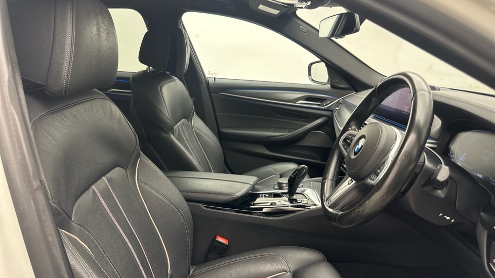 BMW 5 Series Saloon Blue #11