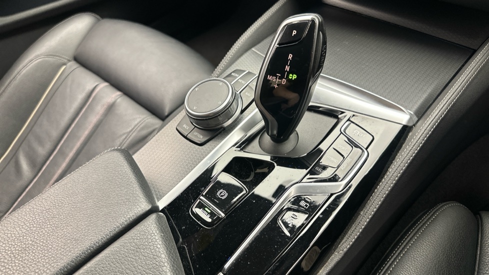 BMW 5 Series Saloon Blue #10